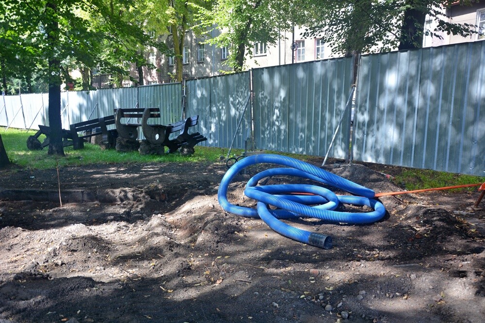Miasto kontynuuje rewitalizację terenów zielonych. Rozpoczęła się rewitalizacja dwóch zielonych przestrzeni w dzielnicy Orzegów, czyli Parku Młodzieży oraz plant pomiędzy ul. Hlonda a Burloch Areną. 

fot. Jacek Knapik