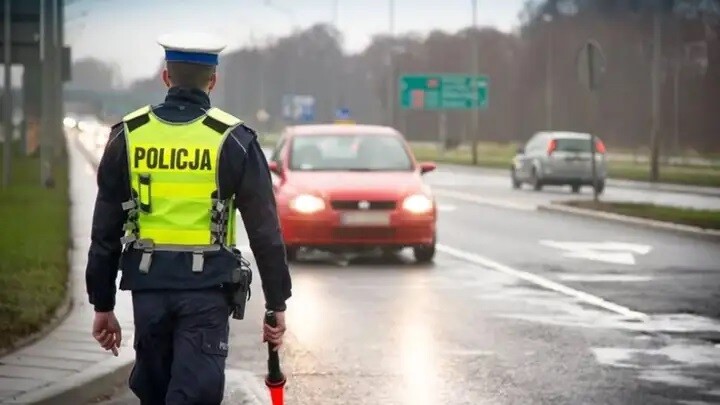 Mokra nawierzchnia i mgła: Policja ostrzega przed jesiennymi zagrożeniami na drodze