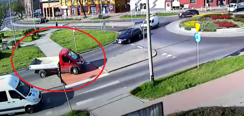 Na rondzie pod prąd! Kamery uwieczniły niecodzienny wybryk kierowcy [FILM]