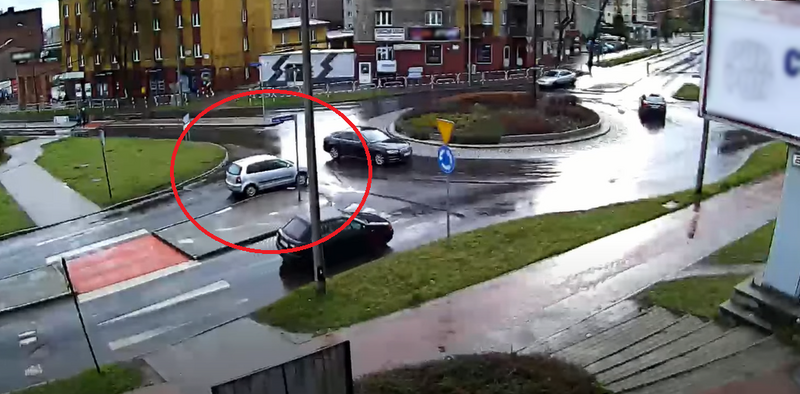 Na rondzie pod prąd! Kolejny kierowca wjechał lewym pasem na rondo w Wirku [FILM]