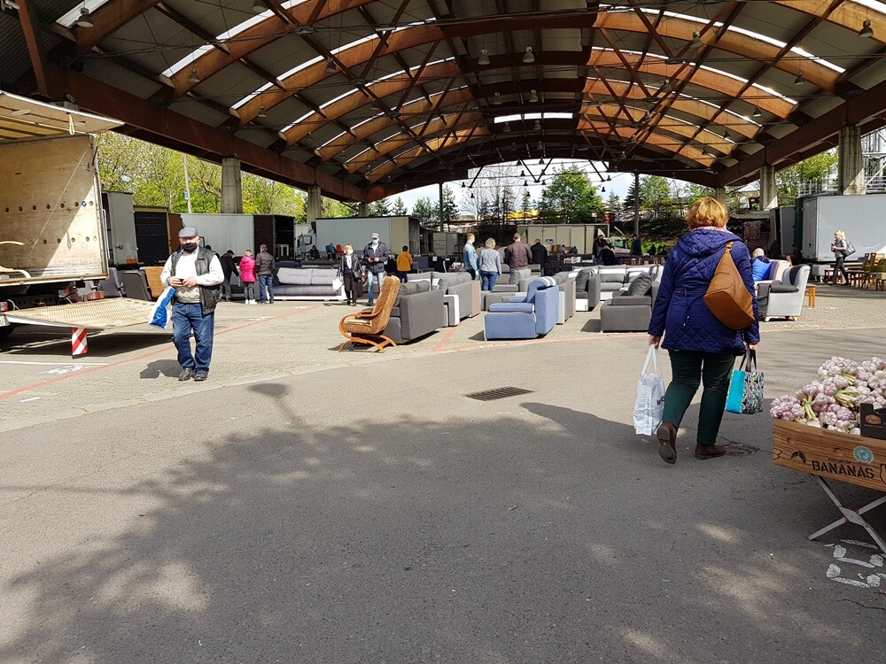 Po raz pierwszy od kilku tygodni na targowiskach w Rudzie Śląskiej można handlować artykułami przemysłowymi. Zainteresowanie ze strony sprzedawców, jak i klientów było spore. Nie można jednak powiedzieć, że wirecki targ odwiedziły tłumy.