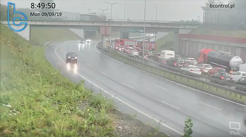 Na "zakręcie mistrzów" doszło do kolizji osobówki z samochodem ciężarowym!