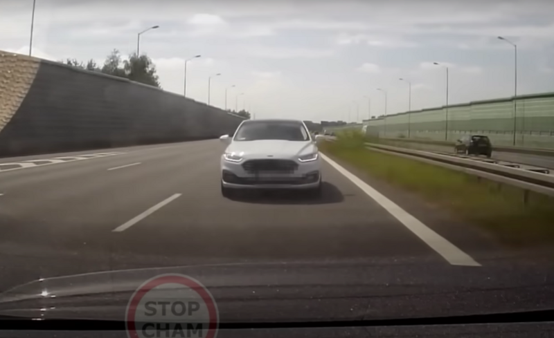 Nagrał swoje wykroczenie na A4. Kierowca spowalniał inne pojazd na lewym pasie