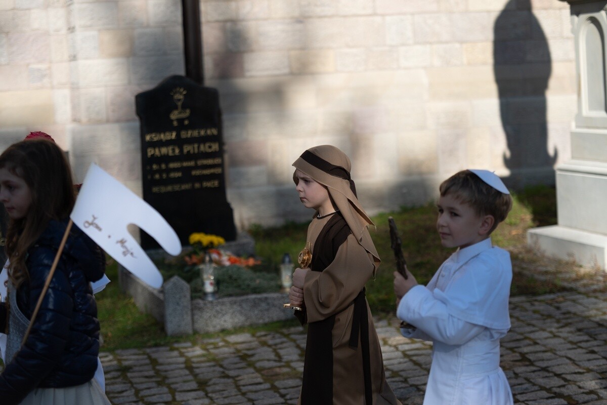 Najmłodsi mieszkańcy Kochłowic wyjątkowo uczcili Uroczystość Wszystkich Świętych. / fot. Marek Faber