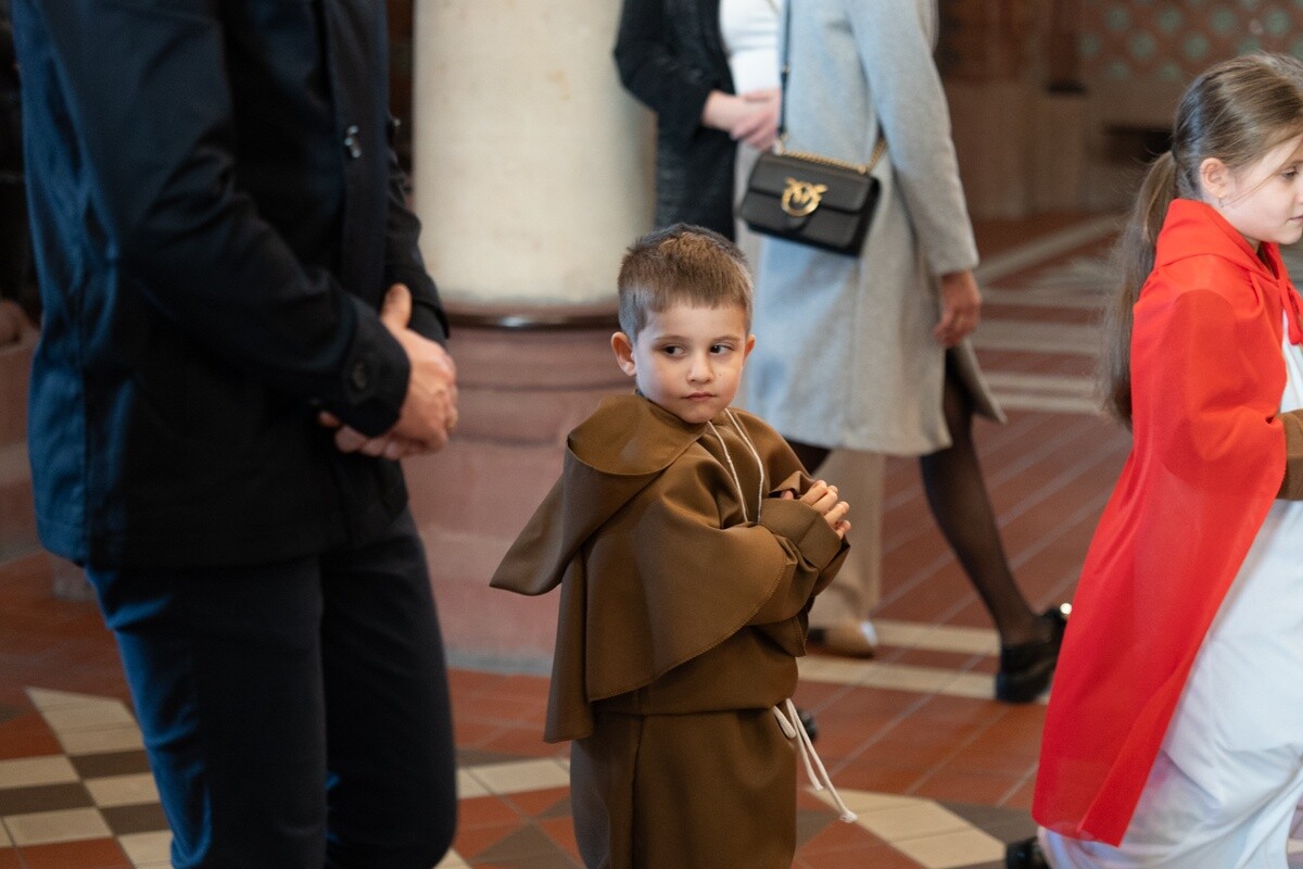Najmłodsi mieszkańcy Kochłowic wyjątkowo uczcili Uroczystość Wszystkich Świętych. / fot. Marek Faber