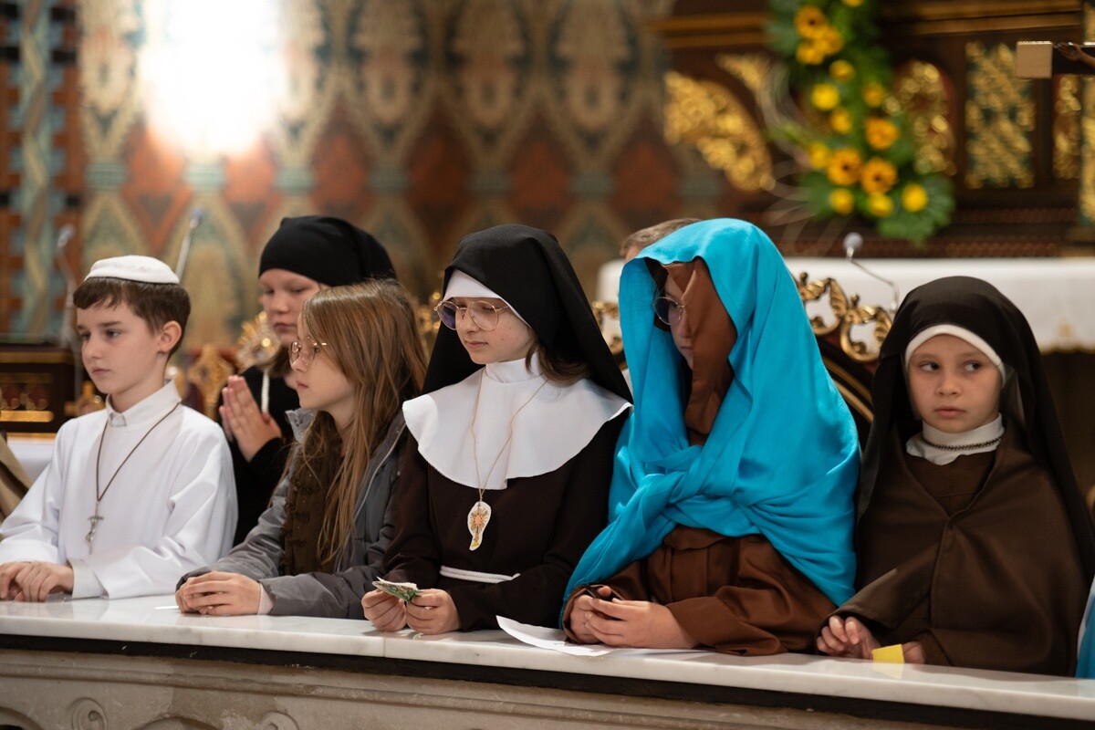 Najmłodsi mieszkańcy Kochłowic wyjątkowo uczcili Uroczystość Wszystkich Świętych. / fot. Marek Faber