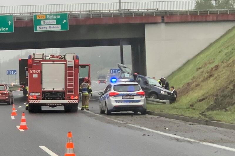 Nieostrożność, szybka jazda i deszcz - kolizje na "zakręcie mistrzów"