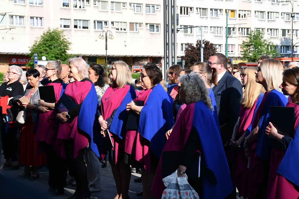 W sobotę odbyła się czwarta edycja Nocy Chórów w Rudzie Śląskiej! W ośmiu lokalizacjach swój repertuar zaprezentowało 19 zespołów. To w sumie 13 godzin muzyki!

fot. Jacek Knapik