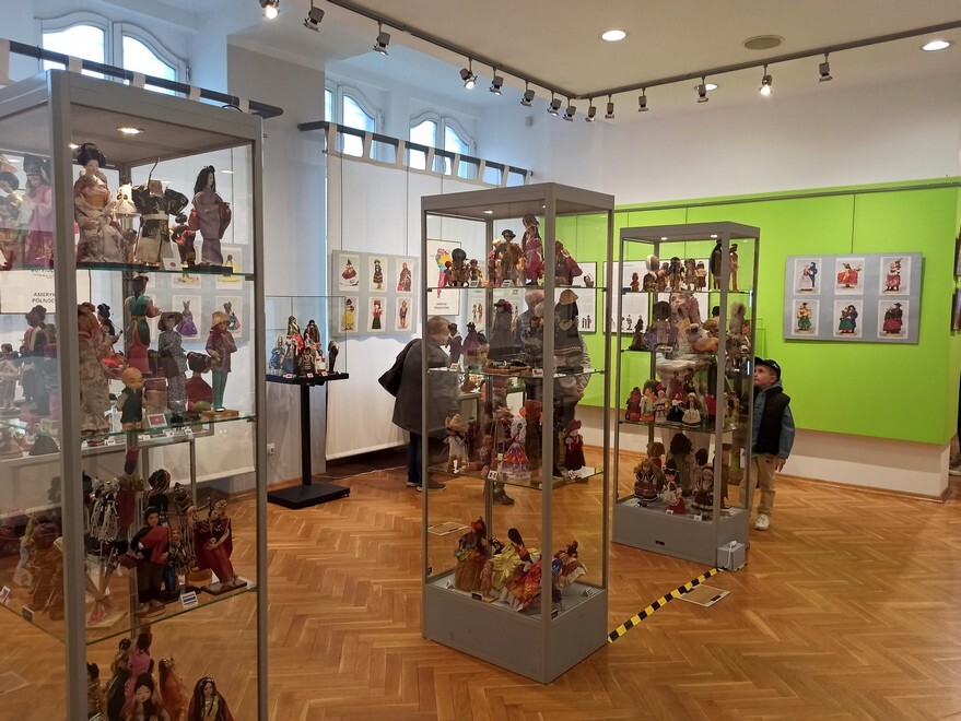Noc Muzeów 2023 za nami. W sobotę 13 maja w Rudzie Śląskiej miłośnicy historii mogli zwiedzić Muzeum Miejskie im. Maksymiliana Chroboka, które zorganizowało wydarzenie, którego głównymi bohaterami były zabawki. Muzealnicy stworzyli wystawę, gromadząc egzemplarze wyjątkowych lalek z całego świata. Zobaczcie zdjęcia!