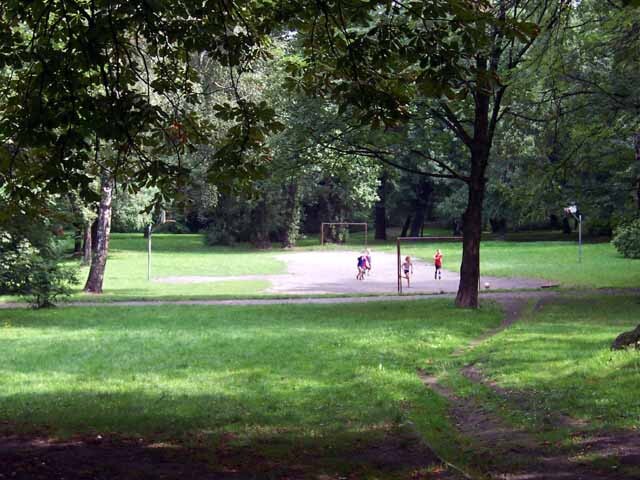 Nowy Bytom - boisko w parku - ul. Pokoju