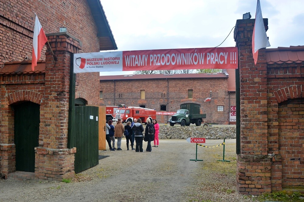 29 kwietnia Muzeum Historii Polski Ludowej po raz 13. otworzyło dla zwiedzających swe podwoje. W nowo wyremontowanym budynku obory powstała sala wystawiennicza, a w niej "Galeria Malarstwa Socrealistycznego". 

fot. Jacek Knapik