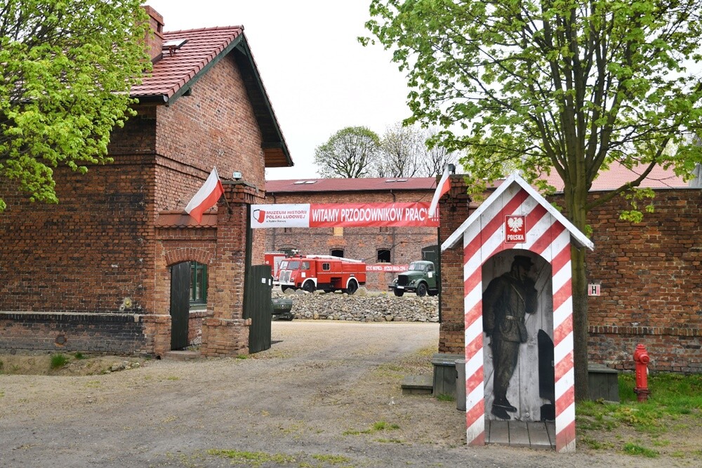 29 kwietnia Muzeum Historii Polski Ludowej po raz 13. otworzyło dla zwiedzających swe podwoje. W nowo wyremontowanym budynku obory powstała sala wystawiennicza, a w niej "Galeria Malarstwa Socrealistycznego". 

fot. Jacek Knapik