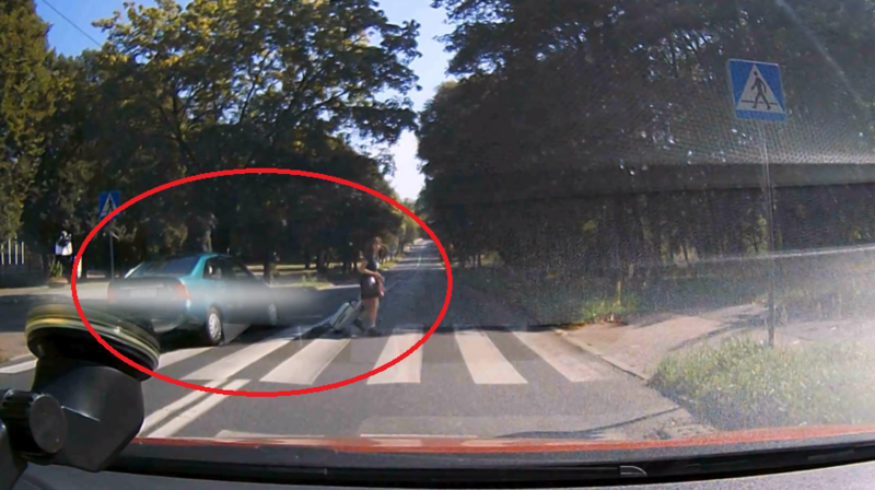 O krok od tragedii. Omijanie na przejściu dla pieszych w Wirku [FILM]