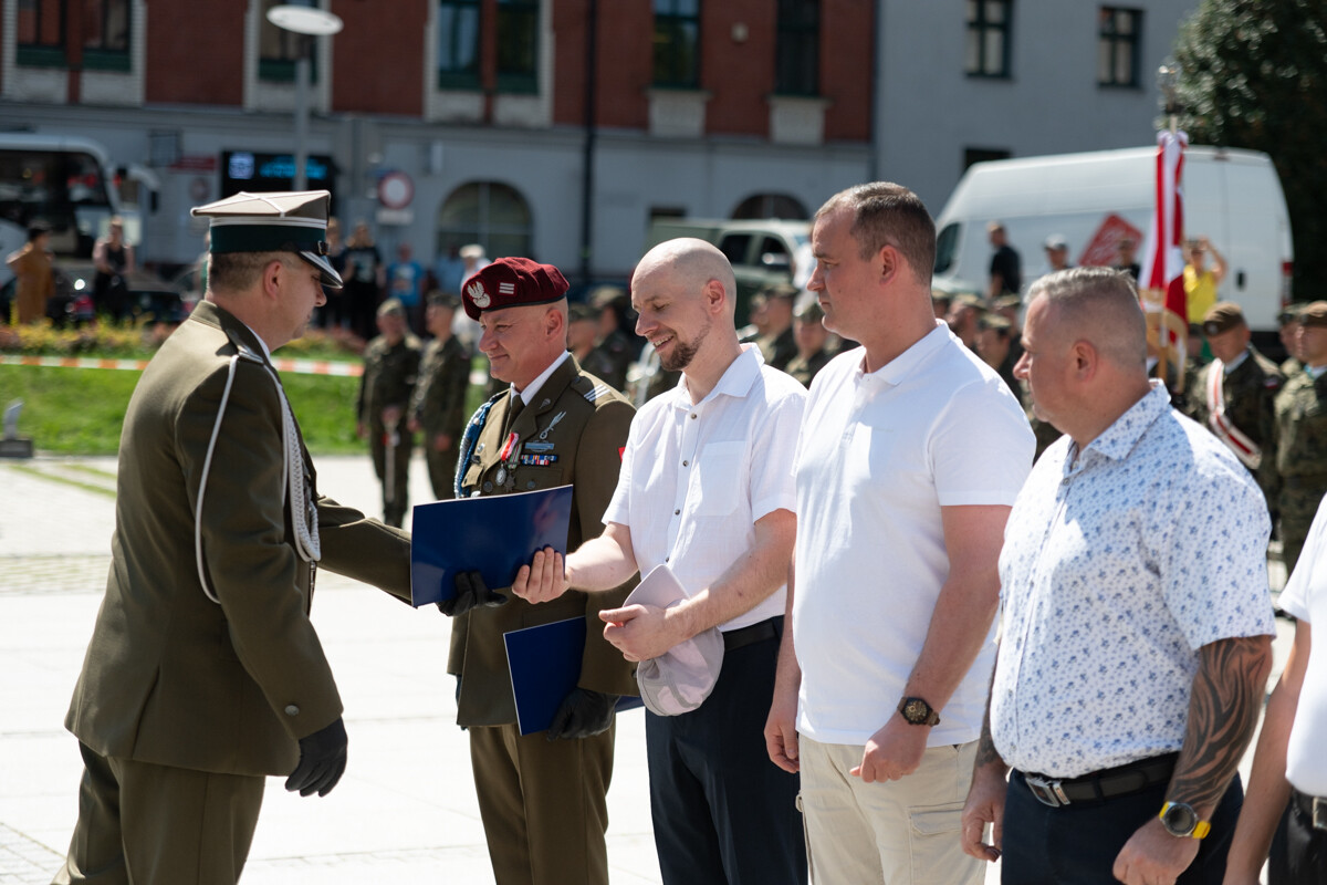 Plac Jana Pawła II w Rudzie Śląskiej był miejscem uroczystego apelu WCR Chorzów z okazji Święta Wojska Polskiego / fot. Marek Faber