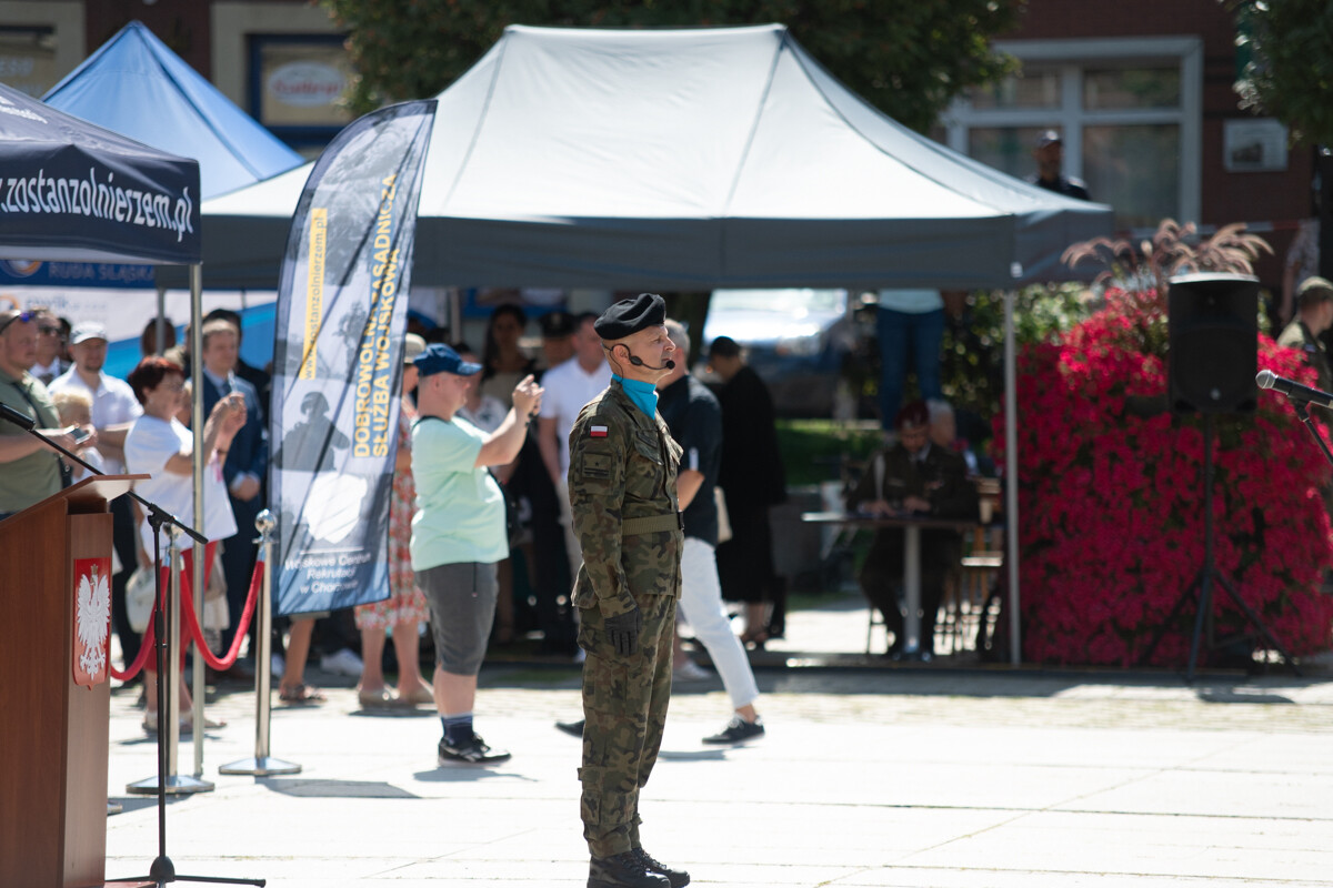 Plac Jana Pawła II w Rudzie Śląskiej był miejscem uroczystego apelu WCR Chorzów z okazji Święta Wojska Polskiego / fot. Marek Faber