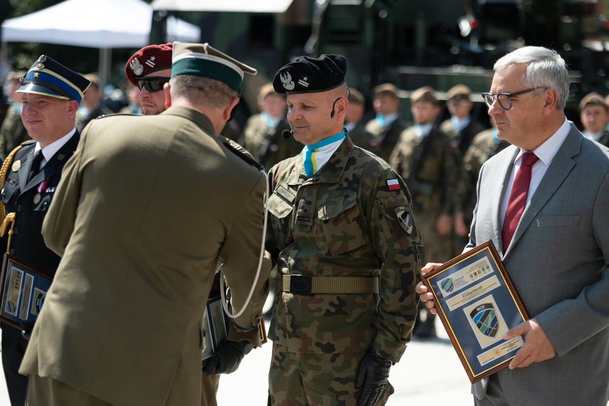 Plac Jana Pawła II w Rudzie Śląskiej był miejscem uroczystego apelu WCR Chorzów z okazji Święta Wojska Polskiego / fot. Marek Faber