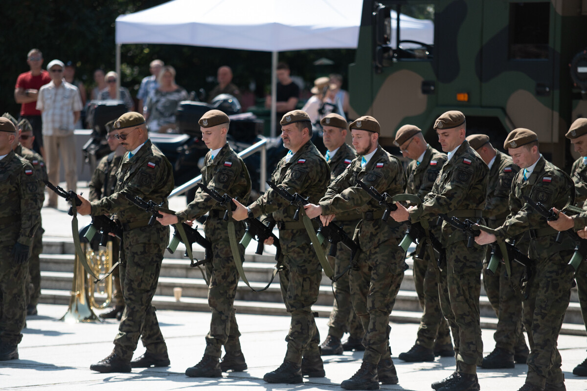 Plac Jana Pawła II w Rudzie Śląskiej był miejscem uroczystego apelu WCR Chorzów z okazji Święta Wojska Polskiego / fot. Marek Faber