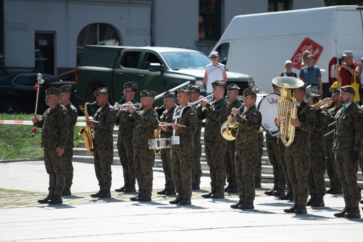 Plac Jana Pawła II w Rudzie Śląskiej był miejscem uroczystego apelu WCR Chorzów z okazji Święta Wojska Polskiego / fot. Marek Faber