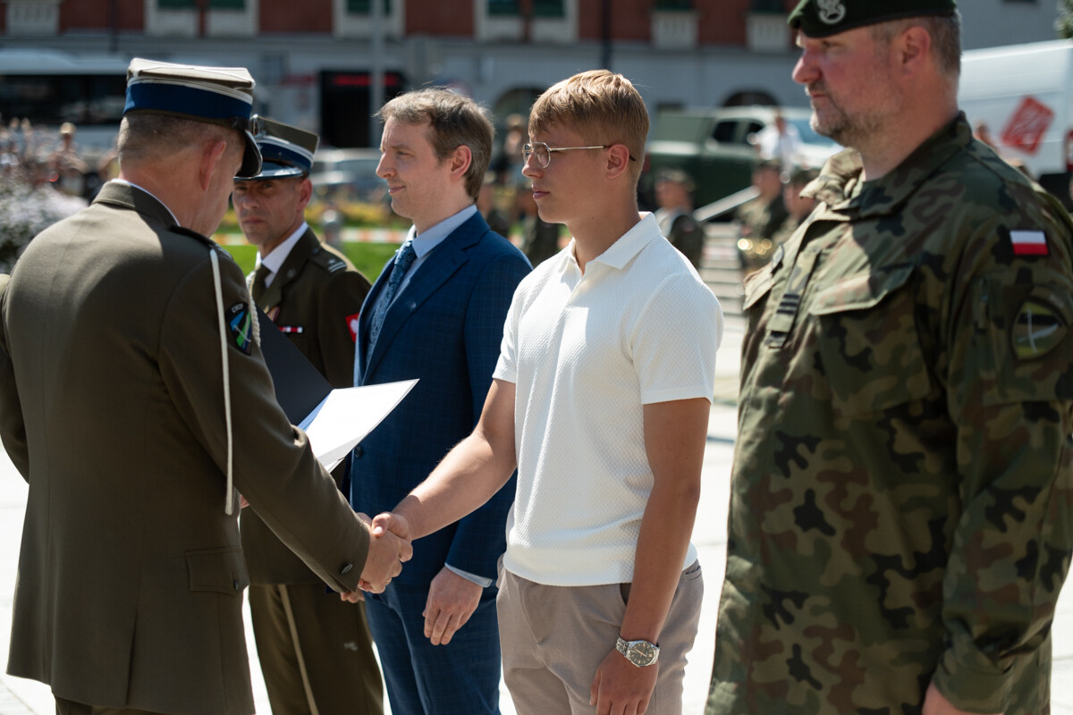 Plac Jana Pawła II w Rudzie Śląskiej był miejscem uroczystego apelu WCR Chorzów z okazji Święta Wojska Polskiego / fot. Marek Faber