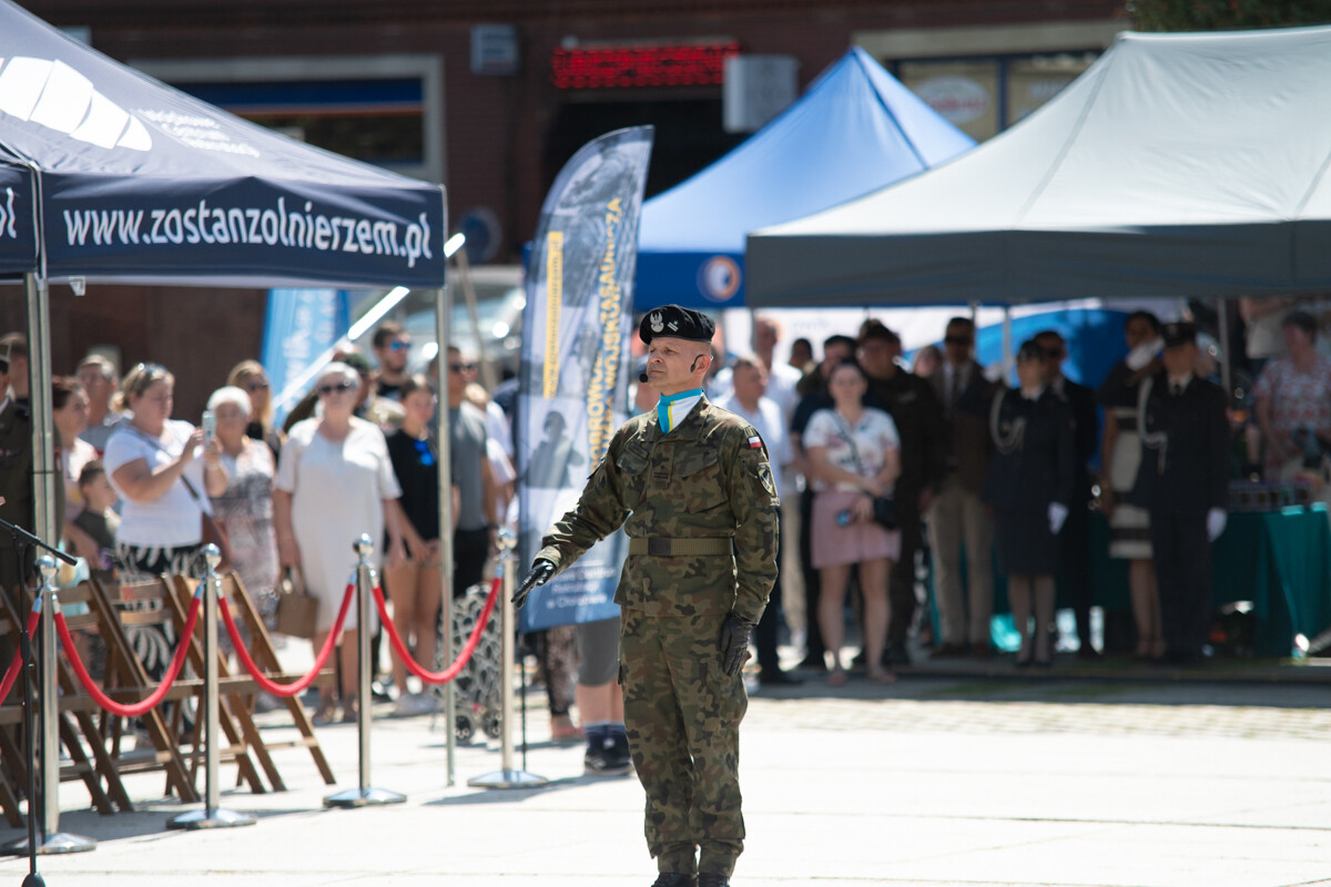 Plac Jana Pawła II w Rudzie Śląskiej był miejscem uroczystego apelu WCR Chorzów z okazji Święta Wojska Polskiego / fot. Marek Faber