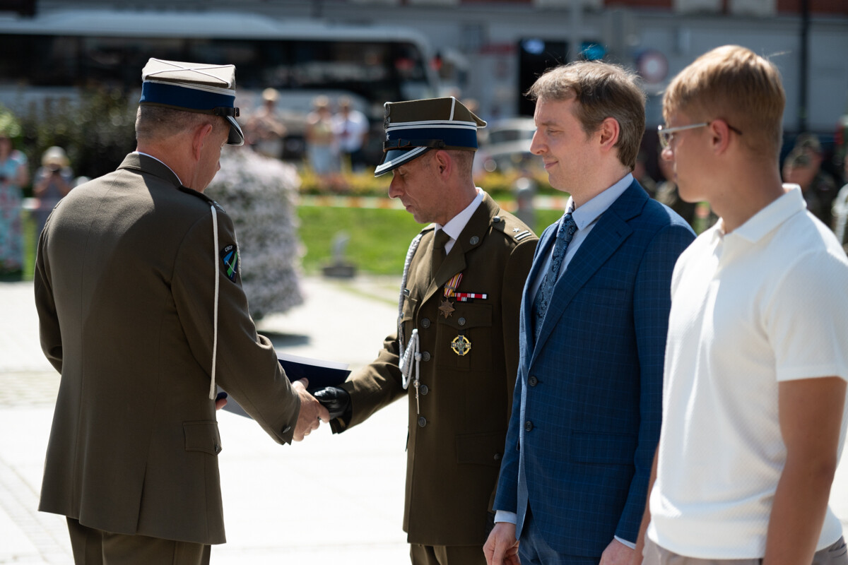 Plac Jana Pawła II w Rudzie Śląskiej był miejscem uroczystego apelu WCR Chorzów z okazji Święta Wojska Polskiego / fot. Marek Faber
