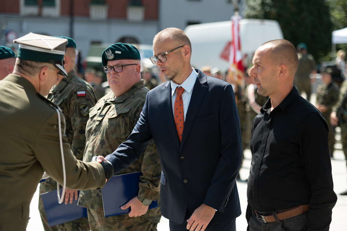 Plac Jana Pawła II w Rudzie Śląskiej był miejscem uroczystego apelu WCR Chorzów z okazji Święta Wojska Polskiego / fot. Marek Faber