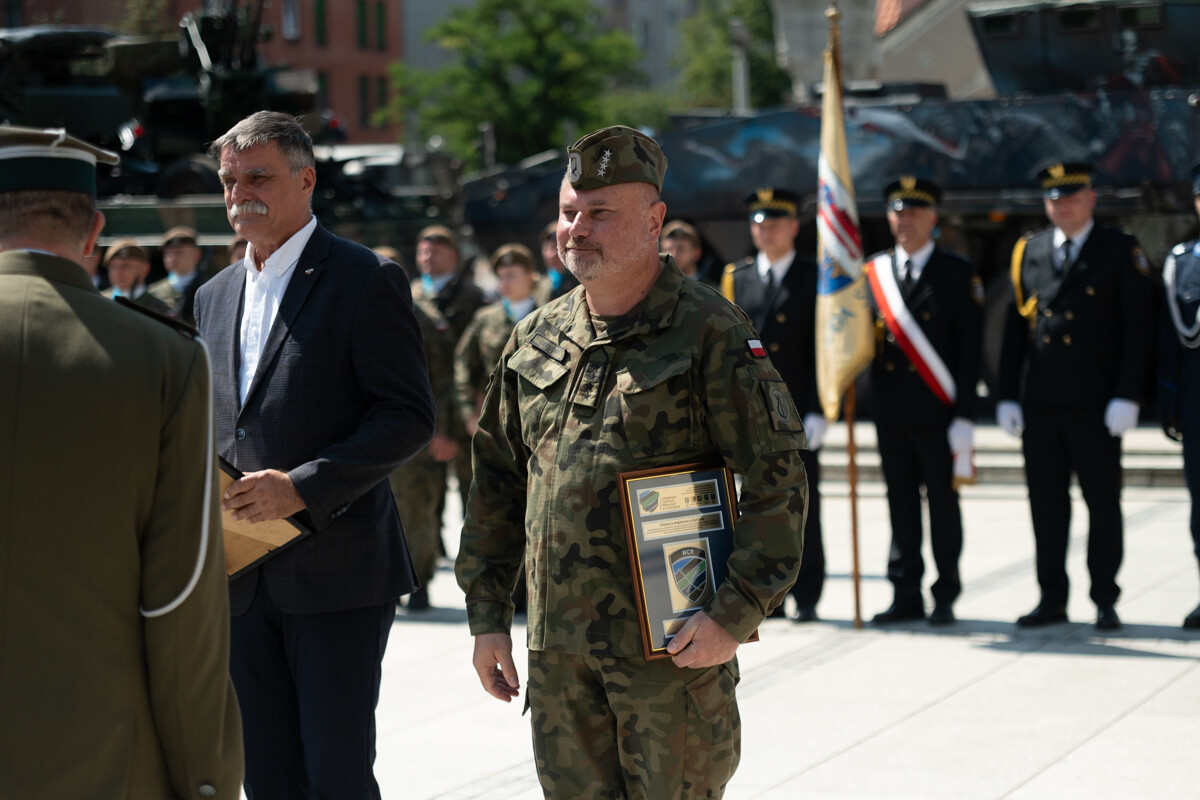 Plac Jana Pawła II w Rudzie Śląskiej był miejscem uroczystego apelu WCR Chorzów z okazji Święta Wojska Polskiego / fot. Marek Faber