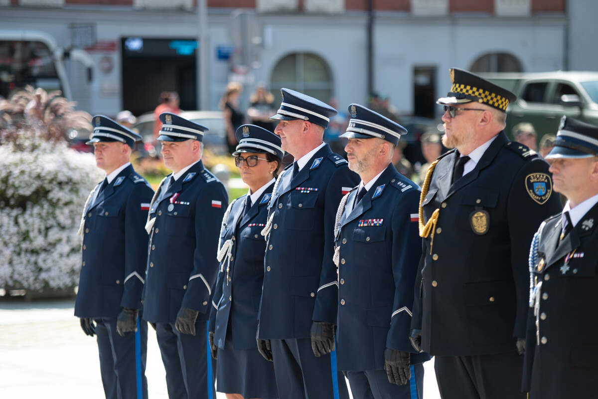 Plac Jana Pawła II w Rudzie Śląskiej był miejscem uroczystego apelu WCR Chorzów z okazji Święta Wojska Polskiego / fot. Marek Faber