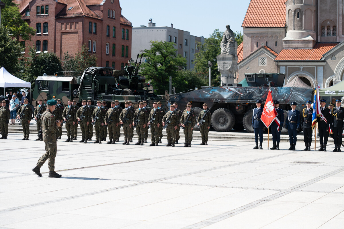 Plac Jana Pawła II w Rudzie Śląskiej był miejscem uroczystego apelu WCR Chorzów z okazji Święta Wojska Polskiego / fot. Marek Faber