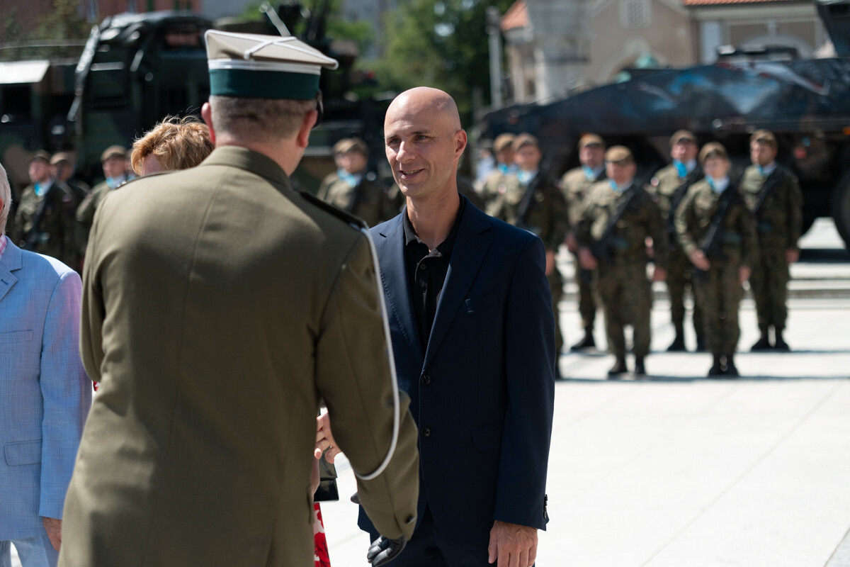 Plac Jana Pawła II w Rudzie Śląskiej był miejscem uroczystego apelu WCR Chorzów z okazji Święta Wojska Polskiego / fot. Marek Faber