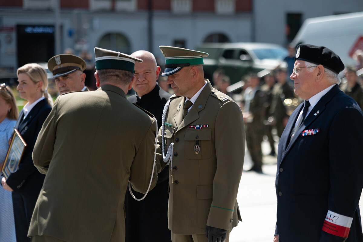 Plac Jana Pawła II w Rudzie Śląskiej był miejscem uroczystego apelu WCR Chorzów z okazji Święta Wojska Polskiego / fot. Marek Faber