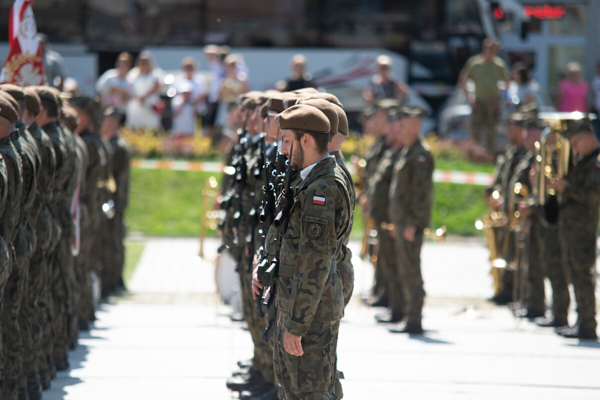 Plac Jana Pawła II w Rudzie Śląskiej był miejscem uroczystego apelu WCR Chorzów z okazji Święta Wojska Polskiego / fot. Marek Faber