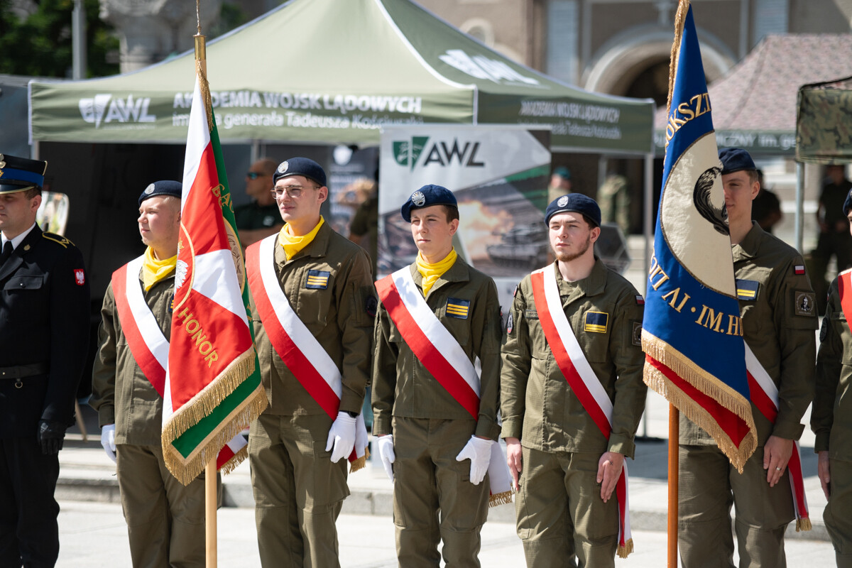 Plac Jana Pawła II w Rudzie Śląskiej był miejscem uroczystego apelu WCR Chorzów z okazji Święta Wojska Polskiego / fot. Marek Faber