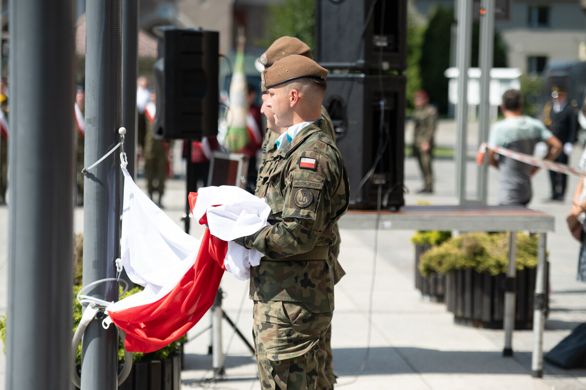 Plac Jana Pawła II w Rudzie Śląskiej był miejscem uroczystego apelu WCR Chorzów z okazji Święta Wojska Polskiego / fot. Marek Faber