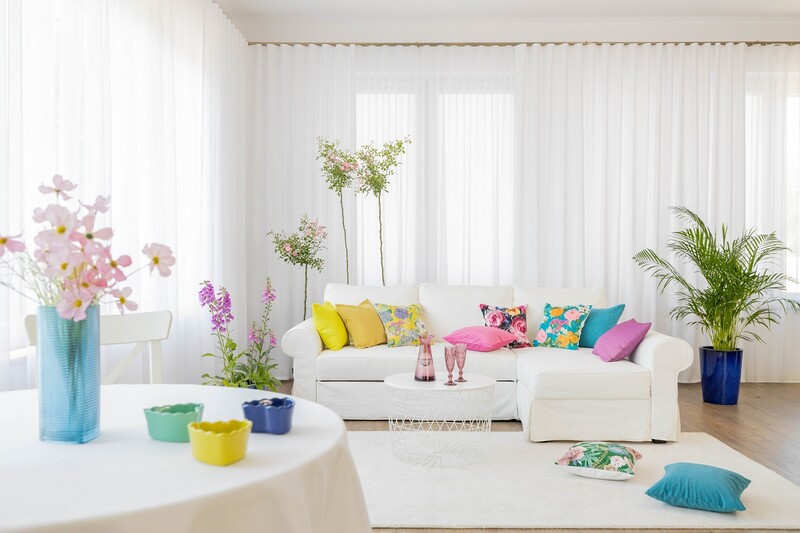 Odśwież wnętrze na lato: poduszki dekoracyjne w tropikalne i kwiatowe wzory