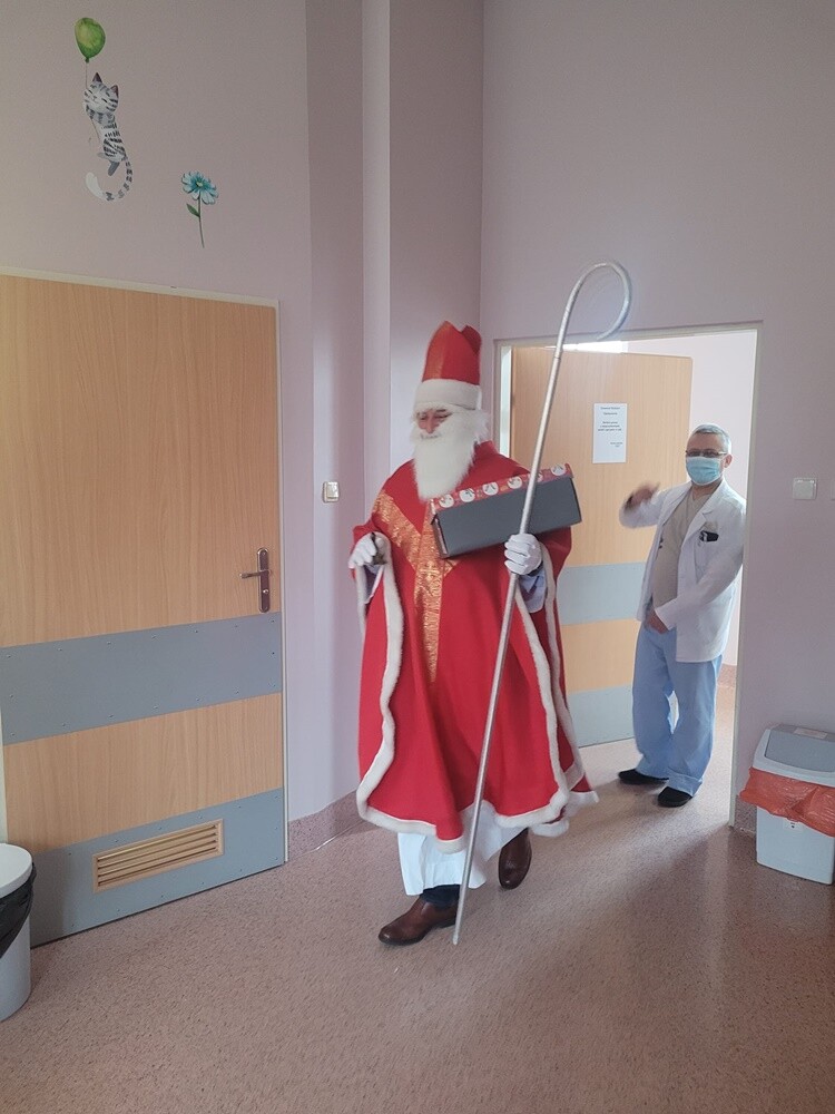Dzieci otrzymały od niezwykłego gościa prezenty w postaci kalendarzy adwentowych, przygotowanych przez uczniów rudzkich szkół.
fot. Szpital Miejski w Rudzie Śląskiej