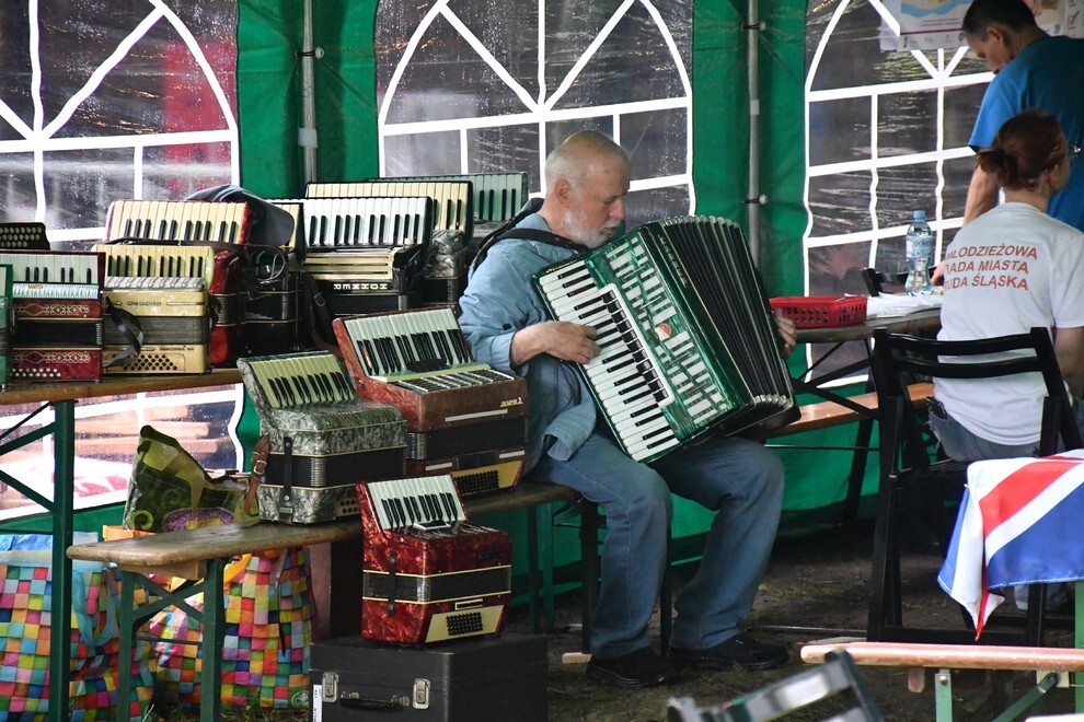 Śląski Teatr Impresaryjny, kontynuując tradycje Miejskiego Centrum Kultury im. Henryka Bisty, zaprosił rudzian do Ogrodu Śniadaniowego. Cieszące się popularnością wydarzenia będzie się odbywało w każdą lipcową sobotę. Zobaczcie naszą fotorelację z dzisiejszej imprezy!