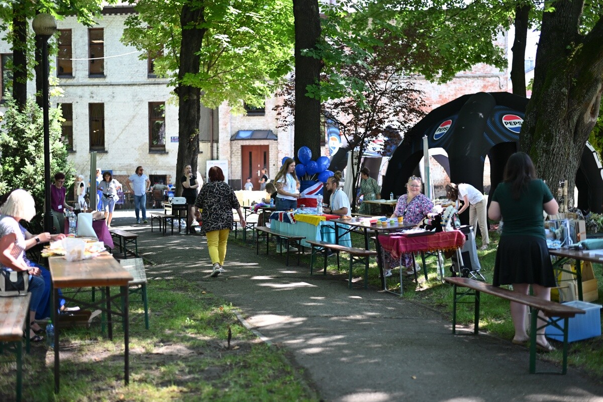 Ogród Śniadaniowy ŚTI rozpoczął jubileuszową edycję. Ruda Śląska znów bawi się w zielonym rytmie lata. / fot. Marek Faber