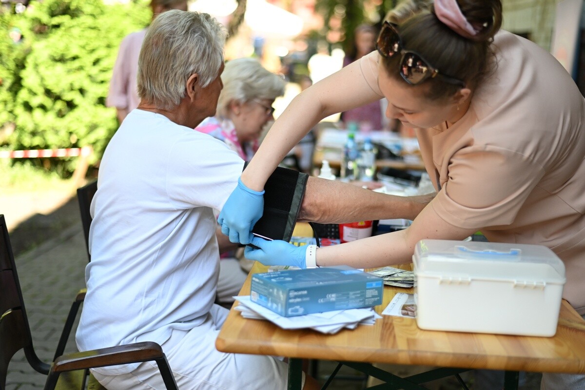 Ogród Śniadaniowy ŚTI rozpoczął jubileuszową edycję. Ruda Śląska znów bawi się w zielonym rytmie lata. / fot. Marek Faber