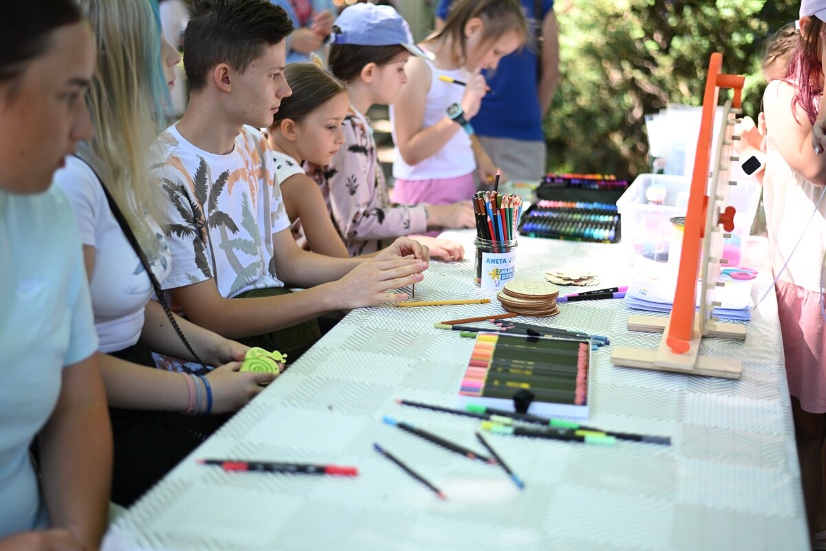 Ogród Śniadaniowy ŚTI rozpoczął jubileuszową edycję. Ruda Śląska znów bawi się w zielonym rytmie lata. / fot. Marek Faber