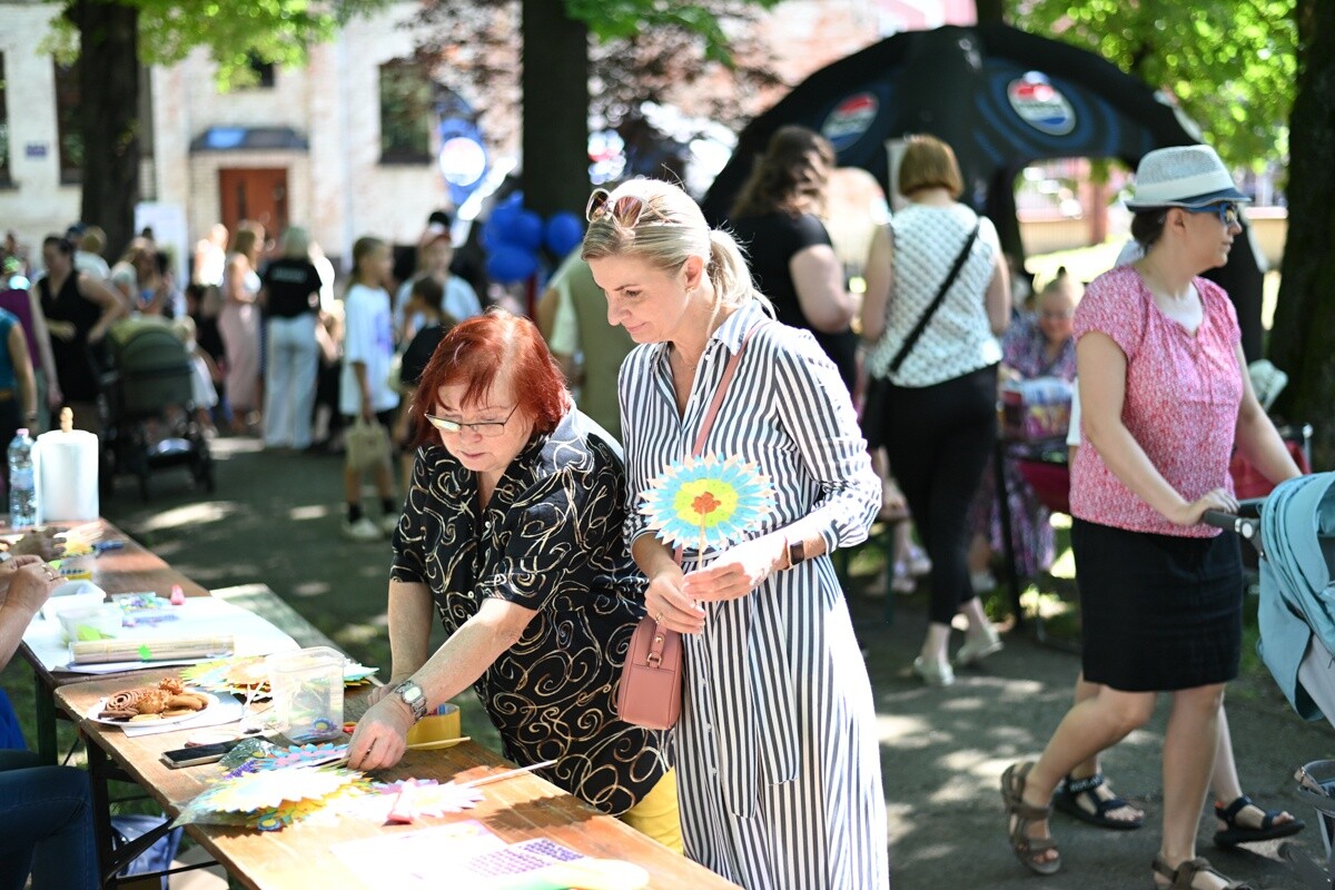 Ogród Śniadaniowy ŚTI rozpoczął jubileuszową edycję. Ruda Śląska znów bawi się w zielonym rytmie lata. / fot. Marek Faber