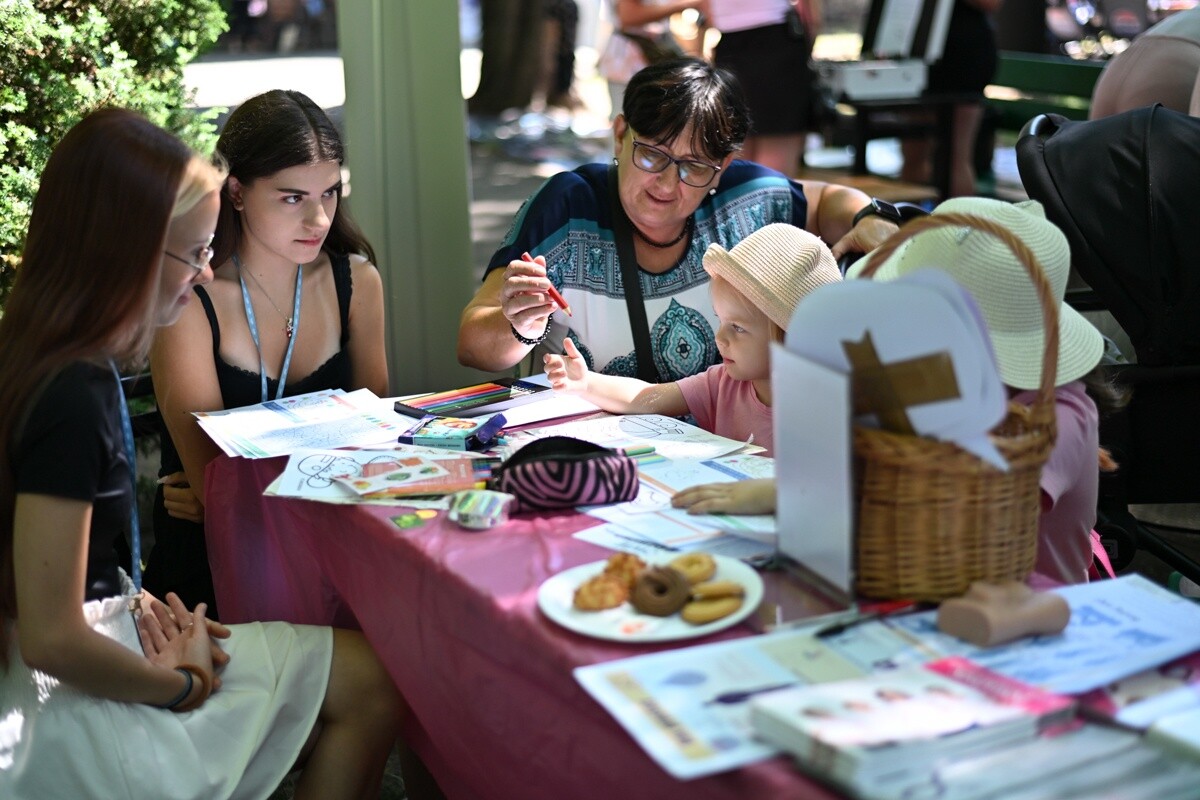 Ogród Śniadaniowy ŚTI rozpoczął jubileuszową edycję. Ruda Śląska znów bawi się w zielonym rytmie lata. / fot. Marek Faber
