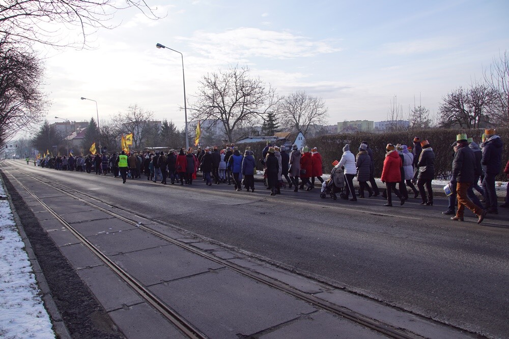 Barwny Orszak Trzech Króli przeszedł dzisiaj ulicami Rudy! W ten sposób mieszkańcy miasta obchodzili święto Objawienia Pańskiego.