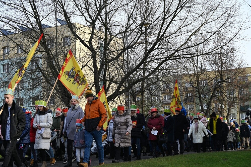 Dziś Święto Objawienia Pańskiego potocznie zwane świętem Trzech Króli. Z tej okazji ulicami Rudy Śląskiej przemaszerowały barwne orszaki. Jedno z największych takich wydarzeń w mieście miało miejsce w dzielnicy Ruda, gdzie można było wziąć udział w ulicznych jasełkach oraz wspólnym kolędowaniu.

fot. UM Ruda Śląska
