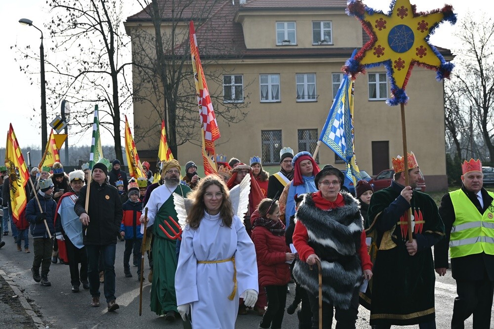 Dziś Święto Objawienia Pańskiego potocznie zwane świętem Trzech Króli. Z tej okazji ulicami Rudy Śląskiej przemaszerowały barwne orszaki. Jedno z największych takich wydarzeń w mieście miało miejsce w dzielnicy Ruda, gdzie można było wziąć udział w ulicznych jasełkach oraz wspólnym kolędowaniu.

fot. UM Ruda Śląska