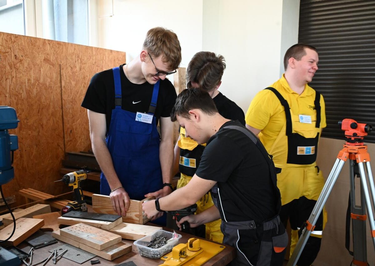 Ósmoklasiści uczestniczyli w warsztatach naukowych w ZS nr 6 w Rudzie Śląskiej. Sprawdzili swoje umiejętności w programowaniu, elektronice i budownictwie / fot. UM Ruda Śląska