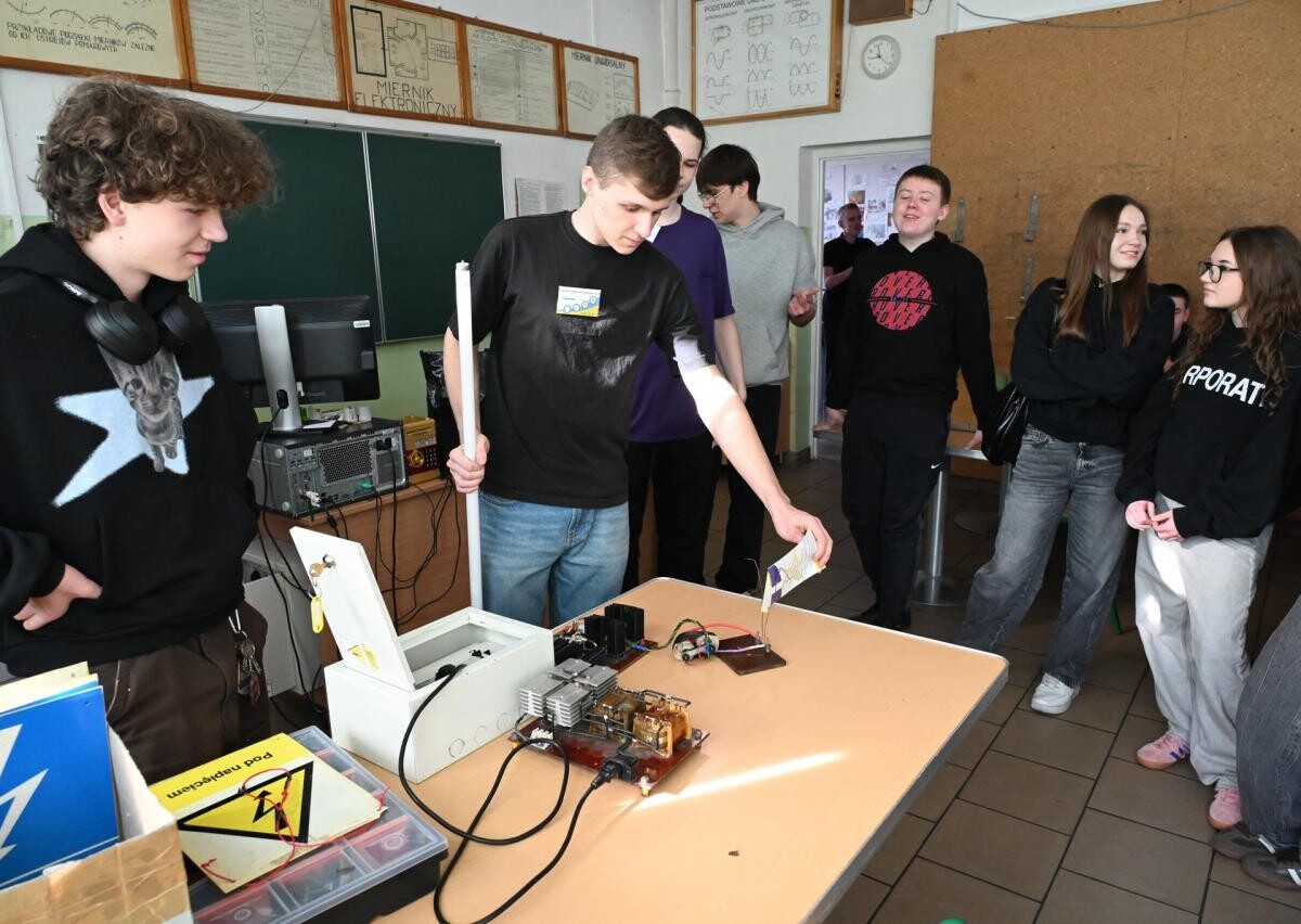 Ósmoklasiści uczestniczyli w warsztatach naukowych w ZS nr 6 w Rudzie Śląskiej. Sprawdzili swoje umiejętności w programowaniu, elektronice i budownictwie / fot. UM Ruda Śląska