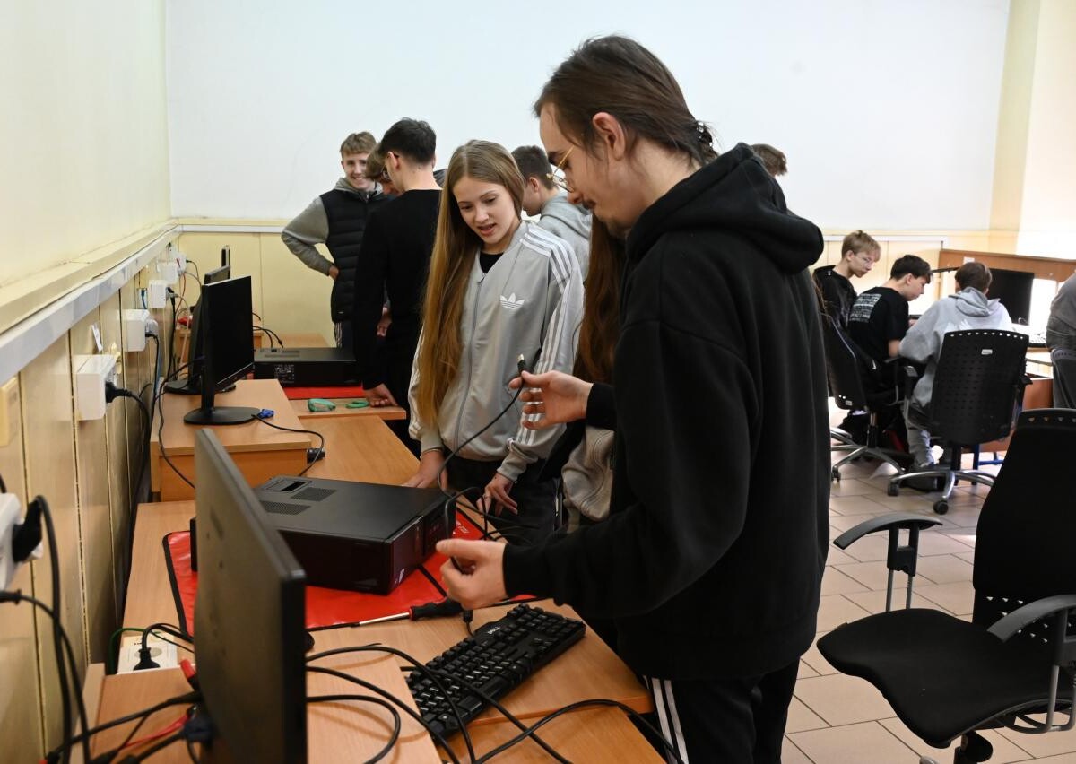 Ósmoklasiści uczestniczyli w warsztatach naukowych w ZS nr 6 w Rudzie Śląskiej. Sprawdzili swoje umiejętności w programowaniu, elektronice i budownictwie / fot. UM Ruda Śląska