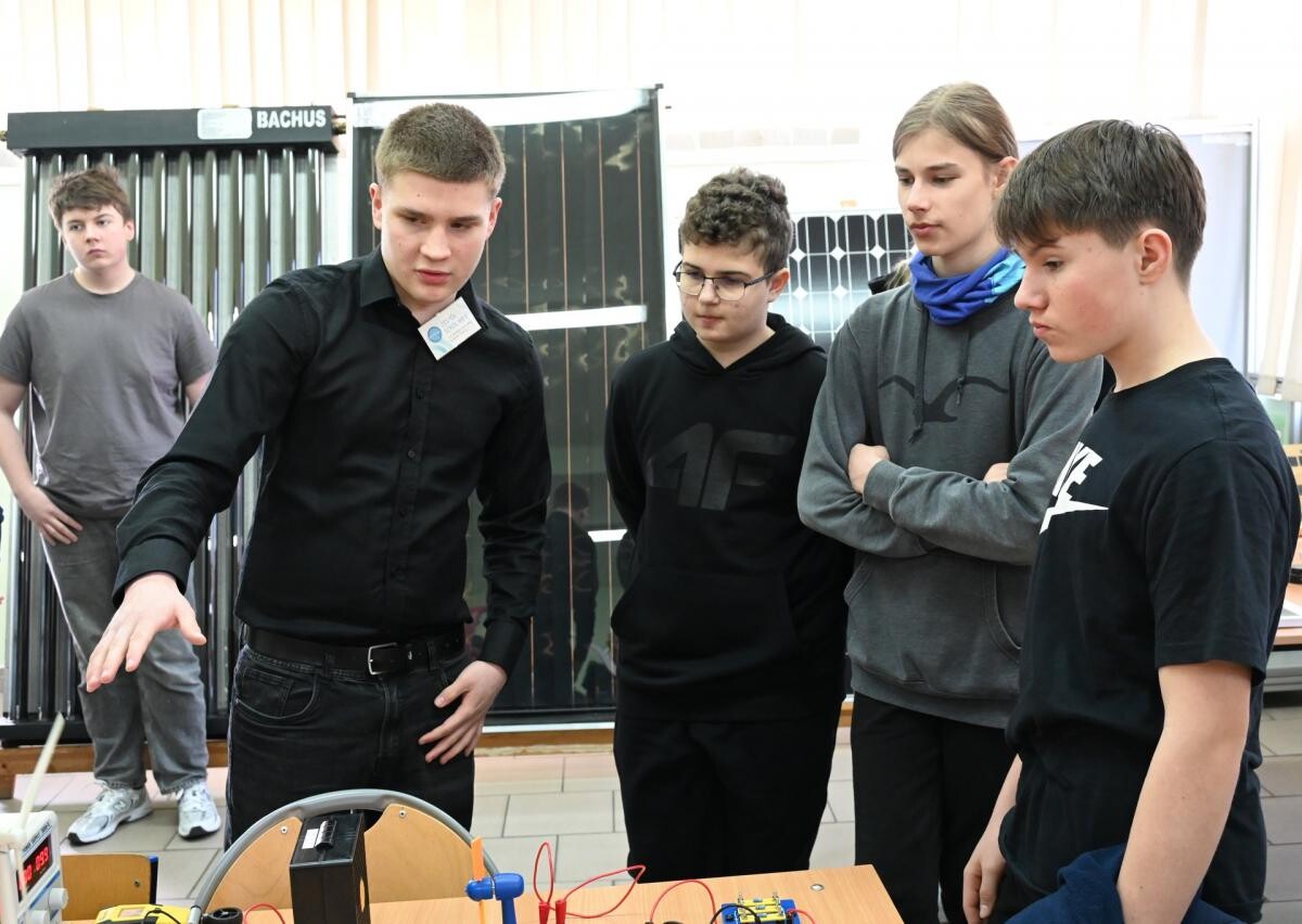 Ósmoklasiści uczestniczyli w warsztatach naukowych w ZS nr 6 w Rudzie Śląskiej. Sprawdzili swoje umiejętności w programowaniu, elektronice i budownictwie / fot. UM Ruda Śląska