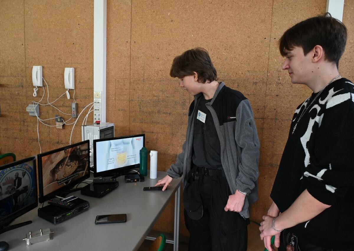 Ósmoklasiści uczestniczyli w warsztatach naukowych w ZS nr 6 w Rudzie Śląskiej. Sprawdzili swoje umiejętności w programowaniu, elektronice i budownictwie / fot. UM Ruda Śląska